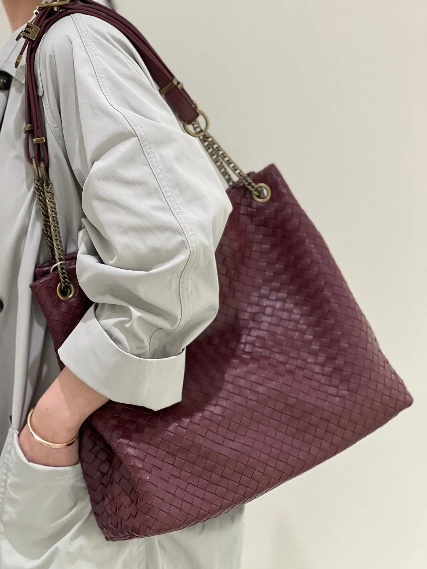 Premium Handwoven Lambskin Tote Bag | Handcrafted Vintage Lock Drawstring Spacious & Versatile Shoulder Bag, Lambskin Shopper